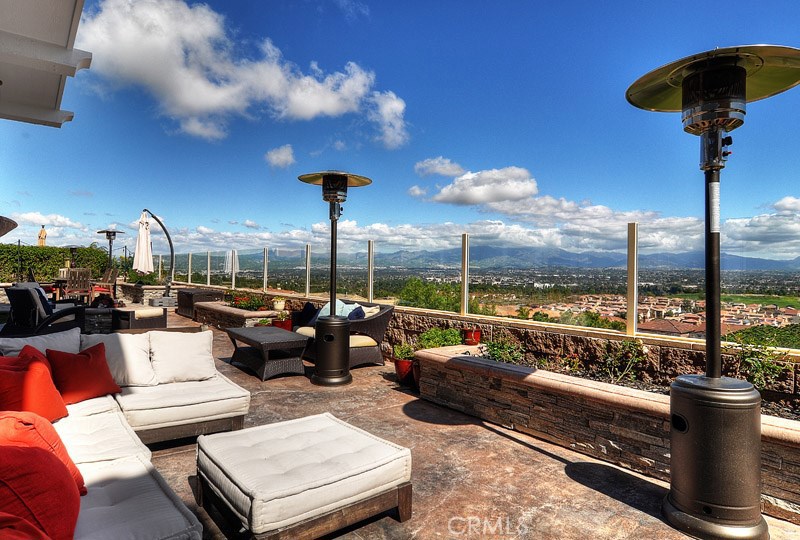 The expansive backyard with glass view fencing offers incredible views of the Aliso Viejo Country Club golf course, Sadd - 12 Ventana Ridge Drive, Aliso Viejo CA 92656 - photo 1