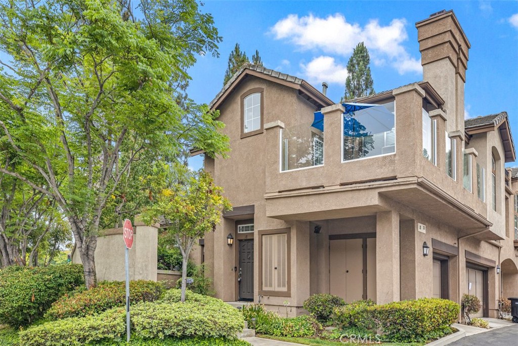 Charming corner upper carriage unit above its own garage! - 18 Mansera Place, Aliso Viejo CA 92656 - photo 1