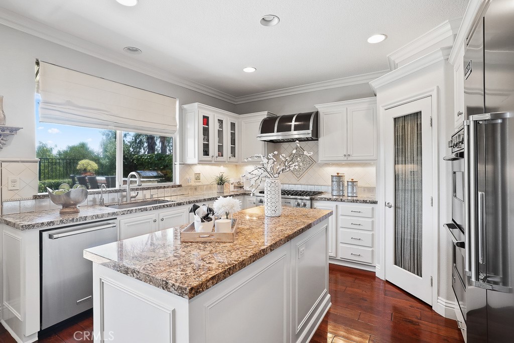 Open updated kitchen with white cabinetry - 26 Sunswept Mesa, Aliso Viejo CA 92656 - photo 1
