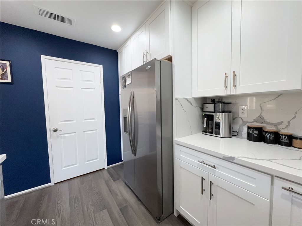 This bright corner showcases stainless steel appliances, crisp white shaker cabinetry with quartz counters and dramatic - 29 Waxwing, Aliso Viejo CA 92656 - photo 4
