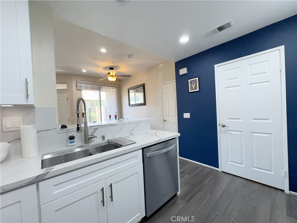 Modern kitchen with an open, airy feel. Quartz counters with waterfall detail, stainless sink with gooseneck faucet, whi - 29 Waxwing, Aliso Viejo CA 92656 - photo 5