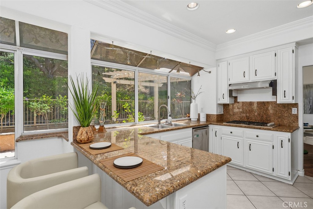 breakfast bar - 36 Tanglewood, Aliso Viejo CA 92656 - photo 10