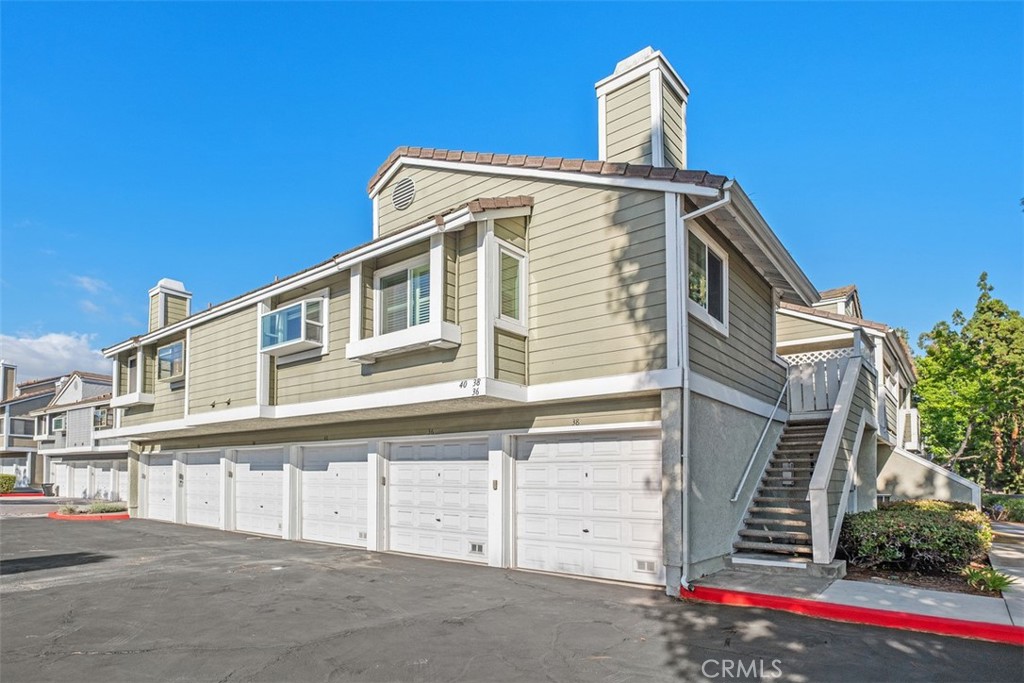 Desirable upper-level corner unit with no neighbors above or below. - 40 Hollyhock, Aliso Viejo CA 92656 - photo 2