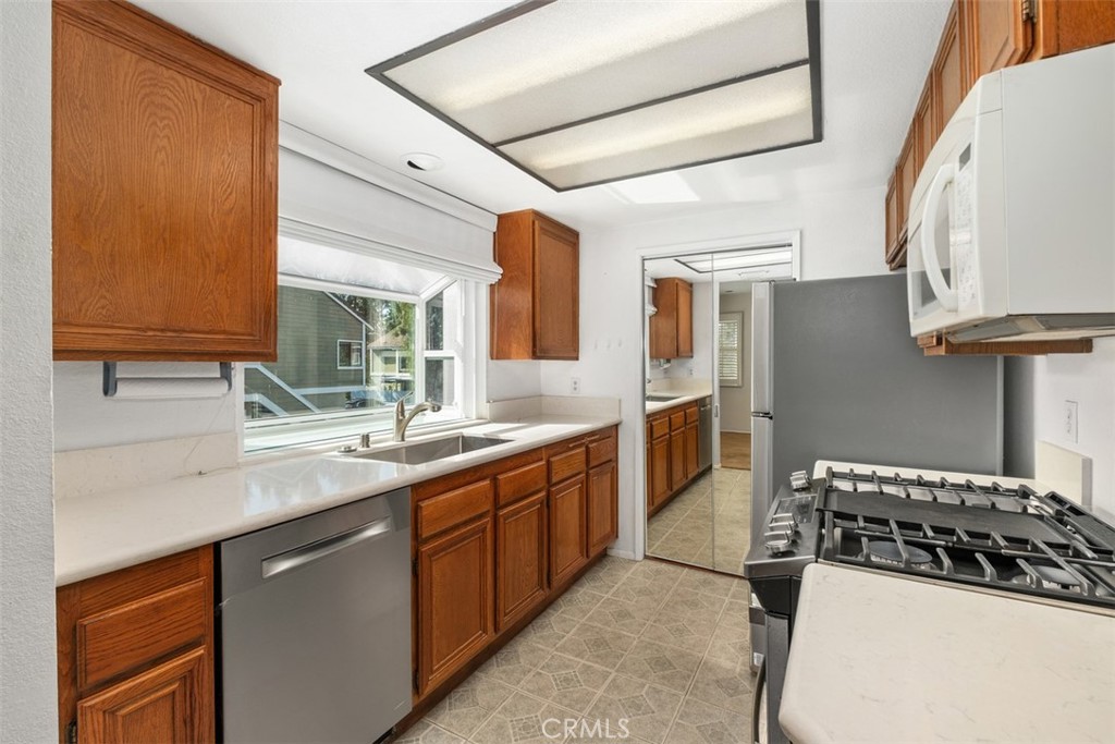 Fully equipped with recently updated, modern appliances for effortless cooking and entertaining. - 40 Hollyhock, Aliso Viejo CA 92656 - photo 9