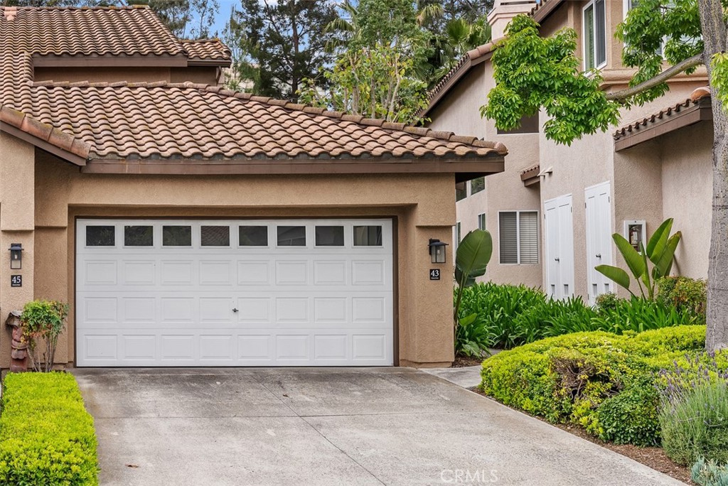 Garage and two car driveway - 43 Conch Reef, Aliso Viejo CA 92656 - photo 1