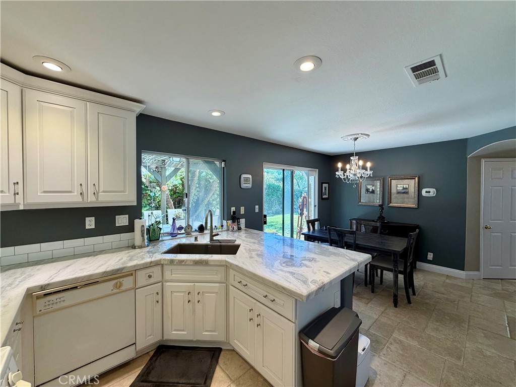 The kitchen looks out over the garden while you cook - 6 Mallorn, Aliso Viejo CA 92656 - photo 6
