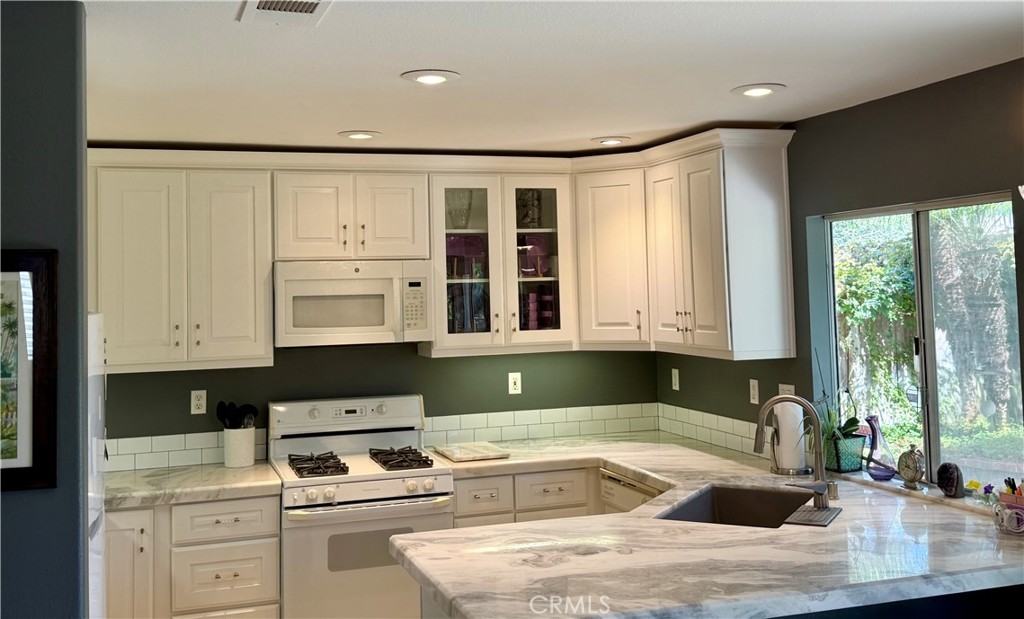Subway tile backsplash and a deep undermount sink with pulldown faucet - 6 Mallorn, Aliso Viejo CA 92656 - photo 8