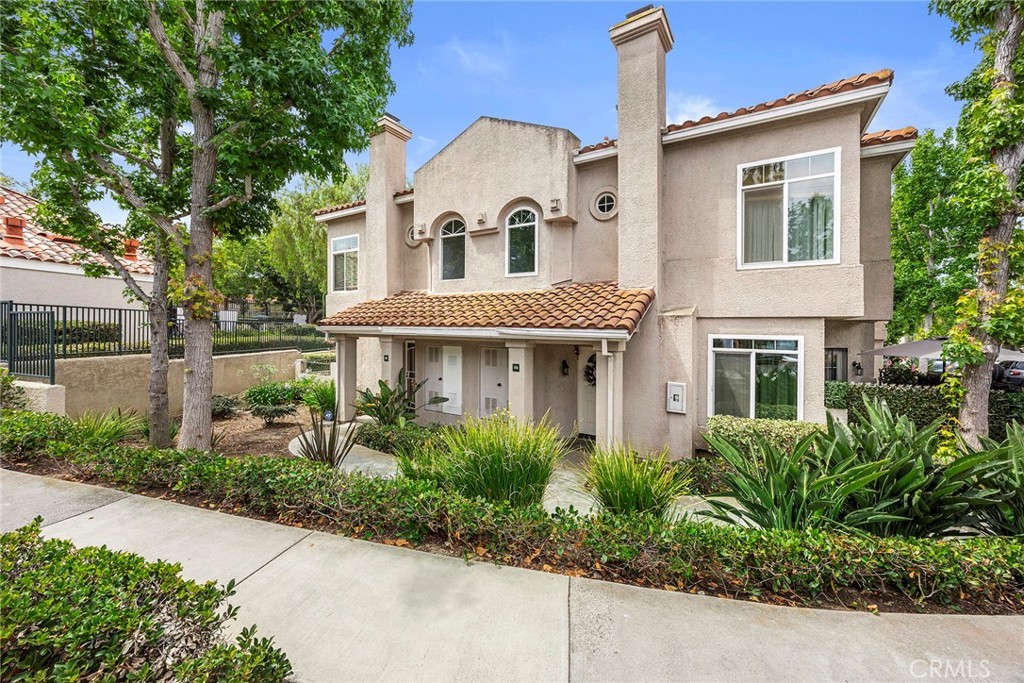 End-unit living at its best! Did I mention no one above, no one below? Extra privacy make this home stand out from the r - 66 Cinnamon Teal, Aliso Viejo CA 92656 - photo 3