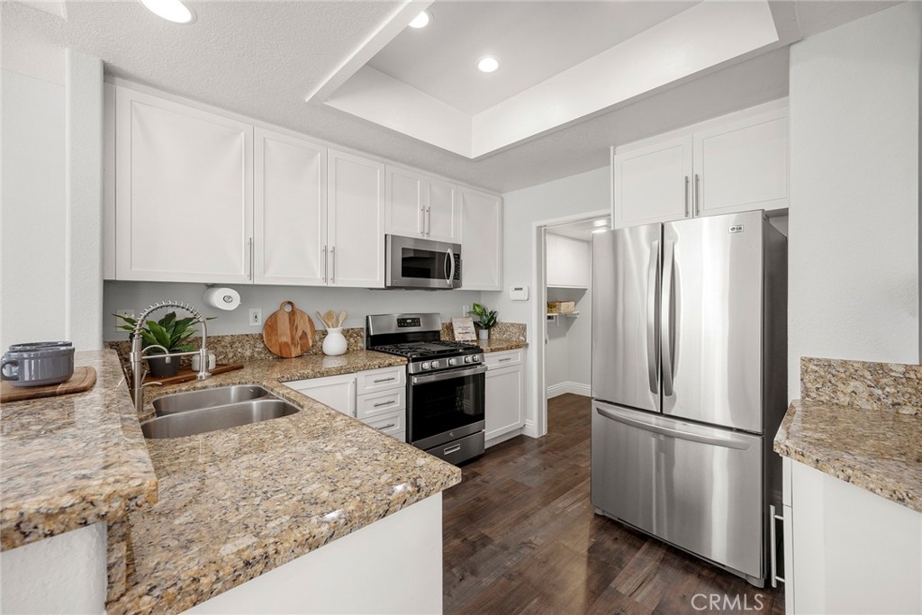 Cook. Clean. Stay organized. This bright kitchen flows effortlessly into a separate laundry room with extra storage—a fe - 66 Cinnamon Teal, Aliso Viejo CA 92656 - photo 14