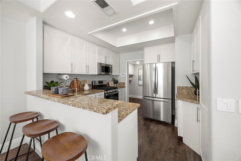 Thoughtfully designed with both style and function in mind, this bright kitchen features granite countertops, stainless - 66 Cinnamon Teal, Aliso Viejo CA 92656 - photo 15