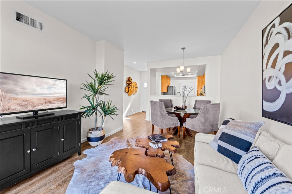 Opposite view towards the entry door and kitchen area. - 68 Verdin Lane, Aliso Viejo CA 92656 - photo 2