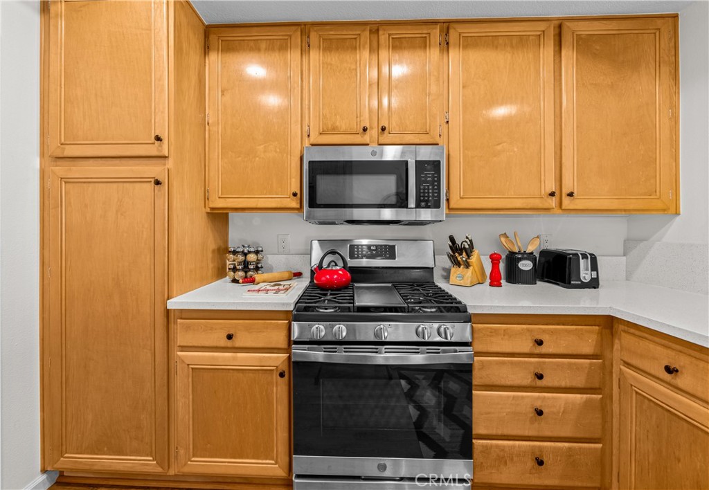 Cooking area with large pantry on the left. Counter tops offer plenty of space for prepping weeknight dinners or enterta - 68 Verdin Lane, Aliso Viejo CA 92656 - photo 4
