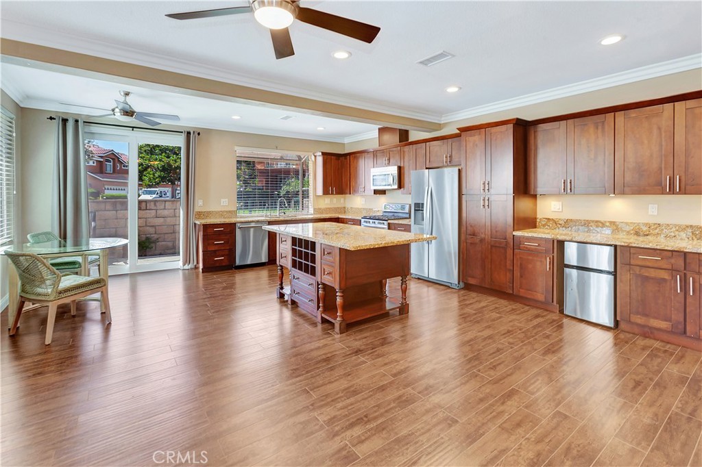 Open kitchen w/garden window and eating area - 84 Matisse, Aliso Viejo CA 92656 - photo 5
