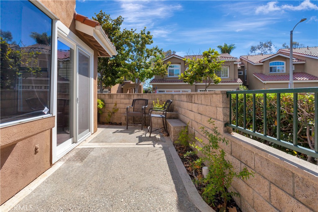 Outside patio w/wrap around to small side yard - 84 Matisse, Aliso Viejo CA 92656 - photo 19