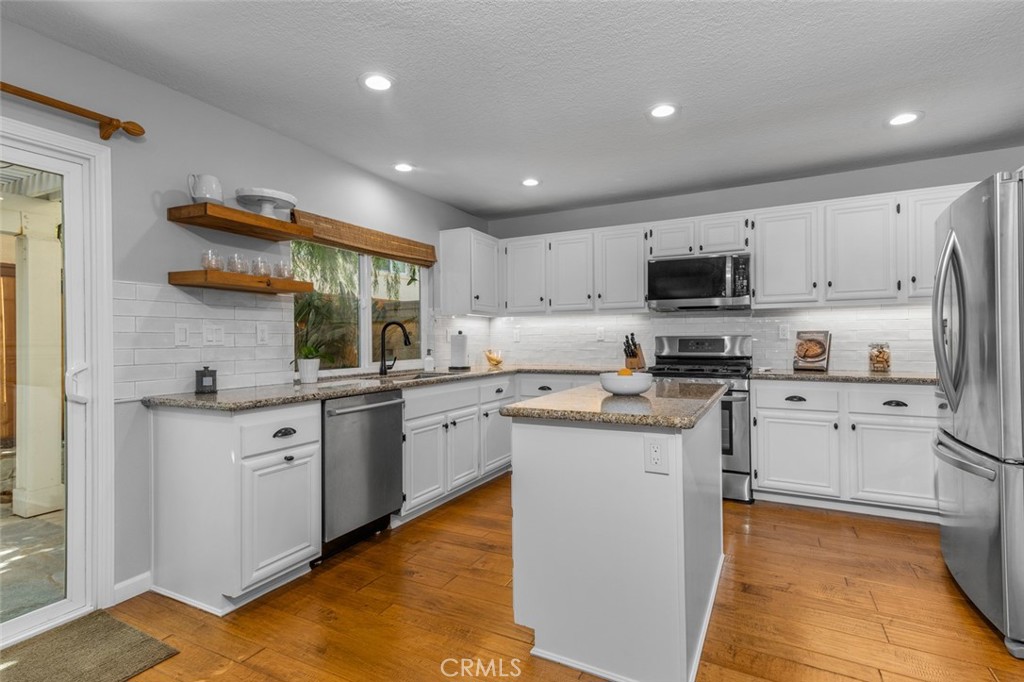 Kitchen is light and bright having been updated with Subway-Style backsplash, stainless steel appliances and white cabin - 9 Sequoia, Aliso Viejo CA 92656 - photo 10