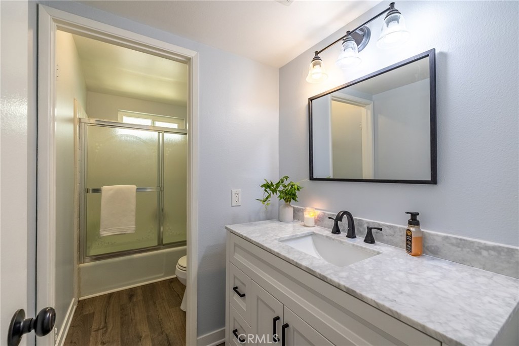 Upstairs Hallway Full Bathroom - 5217 E Rolling Hills Drive, Anaheim Hills CA 92807 - photo 44