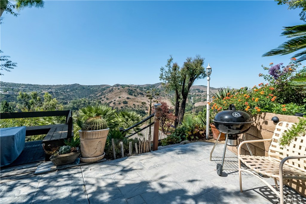 552 S Circulo Lazo, Anaheim Hills CA 92807 - photo 1