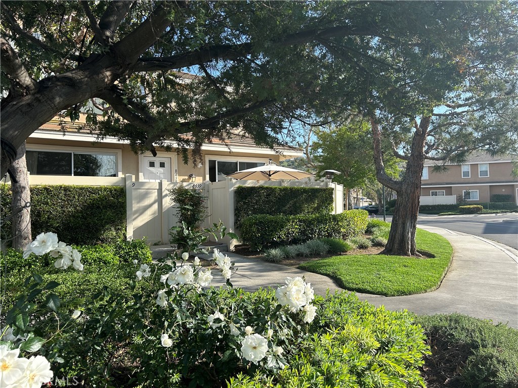 Gorgeous end unit with private patio area - 8439 E Arrowhead Way E, Anaheim Hills CA 92808 - photo 1