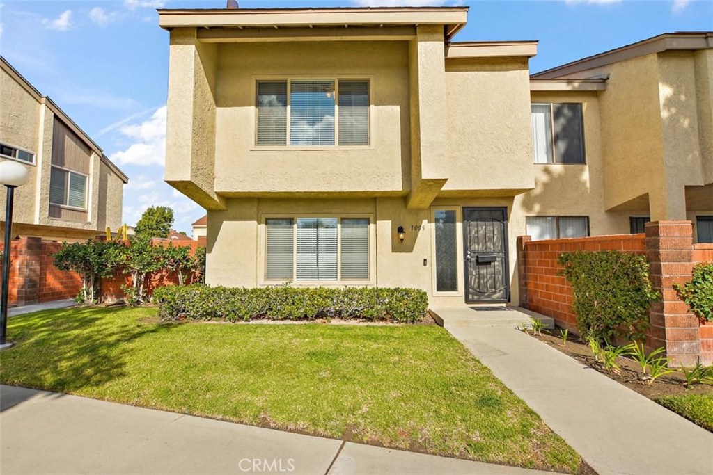 End unit! - 1005 W Orangewood Avenue, Anaheim CA 92802 - photo 1