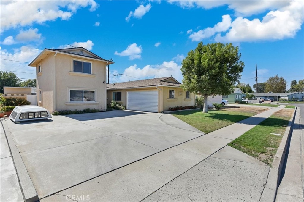 Extra large driveway - 1009 N Roanne Place, Anaheim CA 92801 - photo 1
