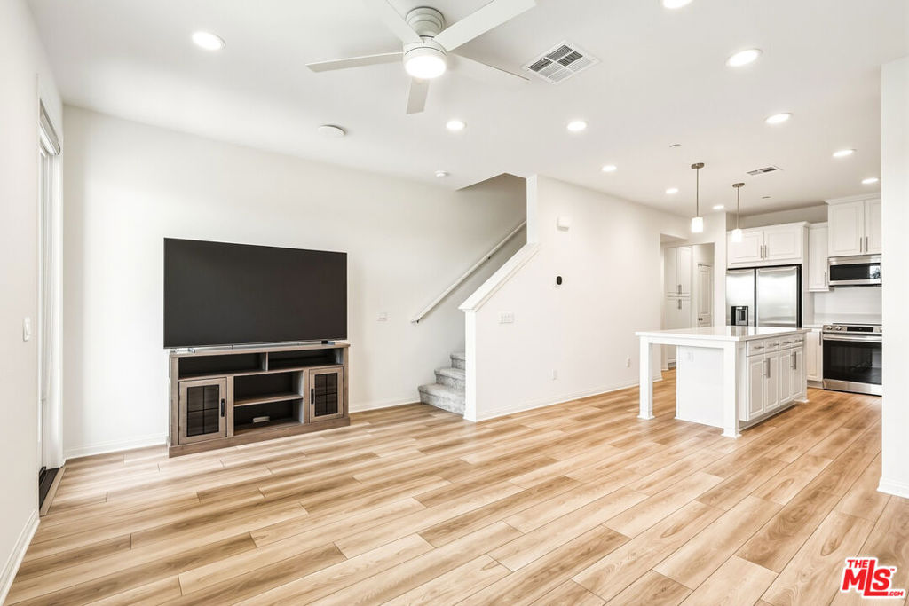 1095 N Harbor Blvd, Anaheim CA 92801 - photo 1