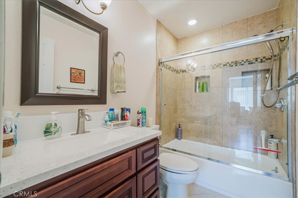Remodeled Hall Bathroom - 1174 N Dresden Street 37, Anaheim CA 92801 - photo 12