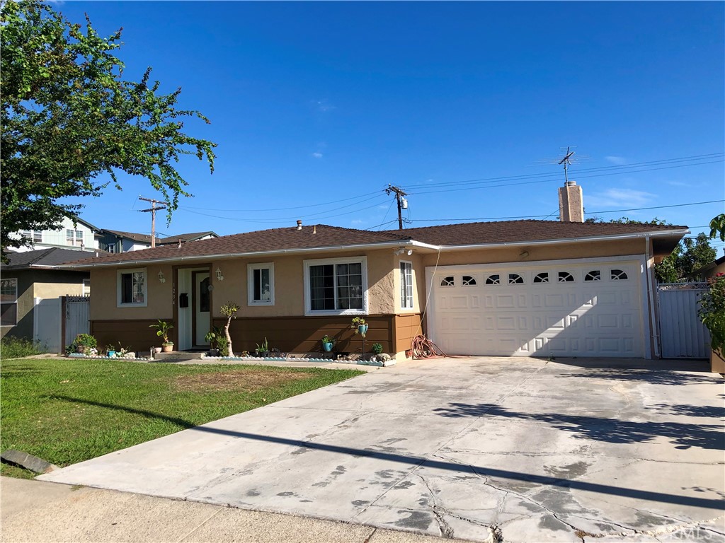 Front ample drive way - 1234 E Oak Street, Anaheim CA 92805 - photo 1