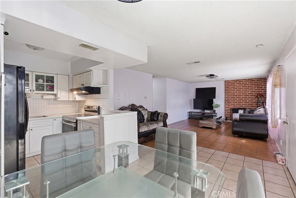 134 S Magnolia 4C, Anaheim CA 92804 - photo 1