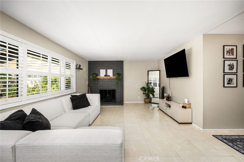 Familly room with plantation shutters - 134 S Magnolia Avenue 2C, Anaheim CA 92804 - photo 5