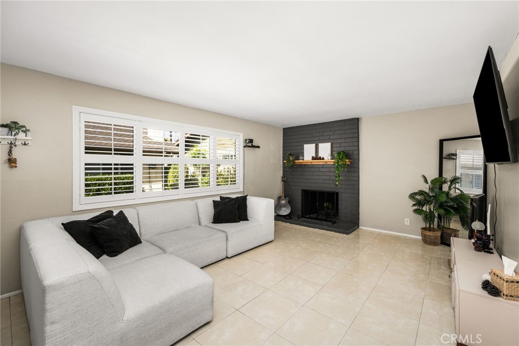 Light and bright family room. - 134 S Magnolia Avenue 2C, Anaheim CA 92804 - photo 6