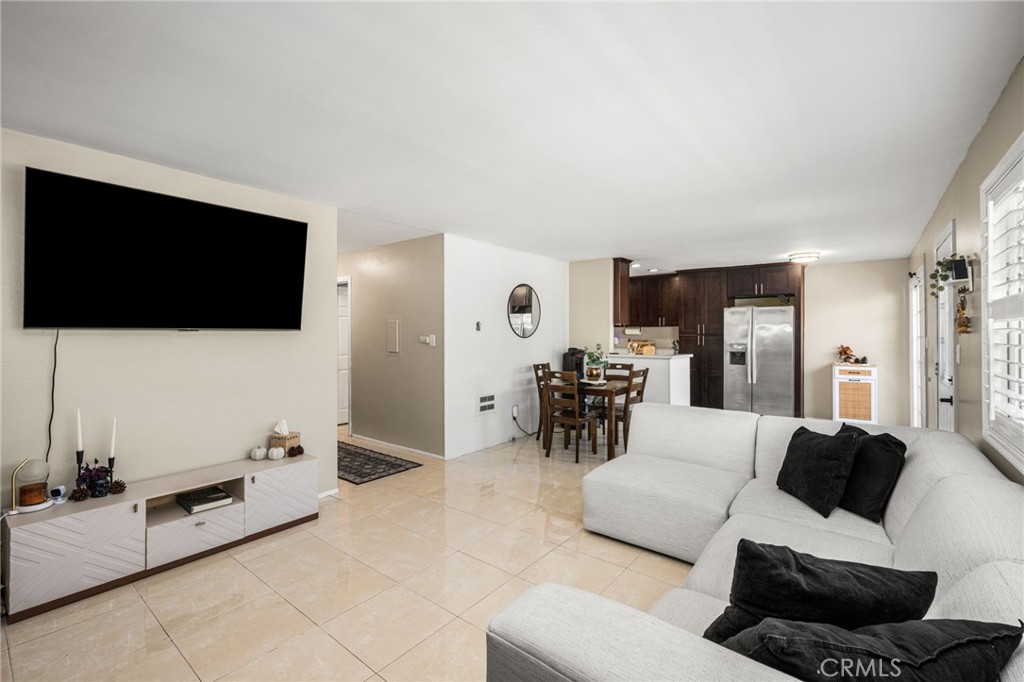 Open and spacious living area - 134 S Magnolia Avenue 2C, Anaheim CA 92804 - photo 8