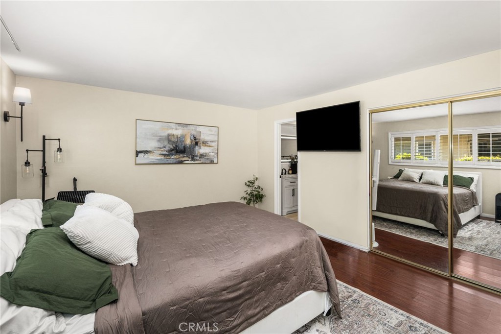 Primary bedroom with mirrored closet doors - 134 S Magnolia Avenue 2C, Anaheim CA 92804 - photo 15