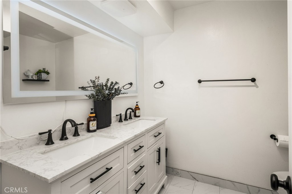 Updated primary bath - 134 S Magnolia Avenue 2C, Anaheim CA 92804 - photo 16