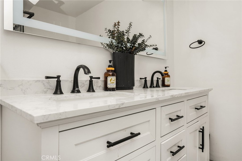 Primary bath with dual sinks - 134 S Magnolia Avenue 2C, Anaheim CA 92804 - photo 17
