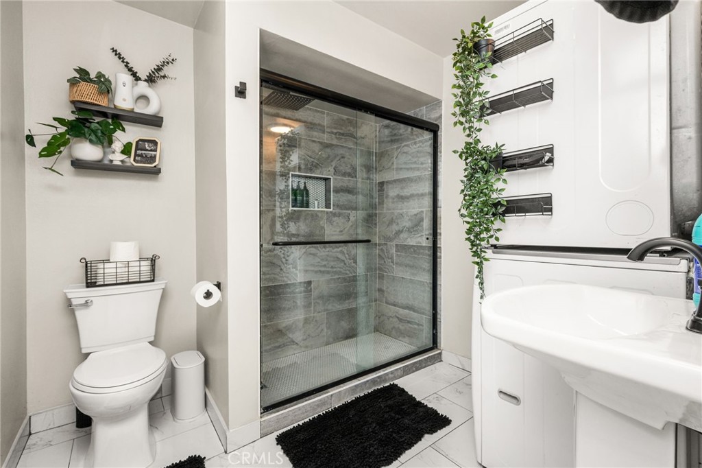 Updated main bath. - 134 S Magnolia Avenue 2C, Anaheim CA 92804 - photo 21