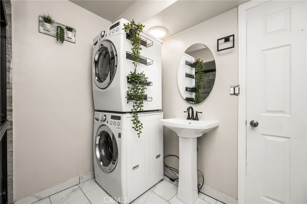 Main bath with pedestal sink - 134 S Magnolia Avenue 2C, Anaheim CA 92804 - photo 23