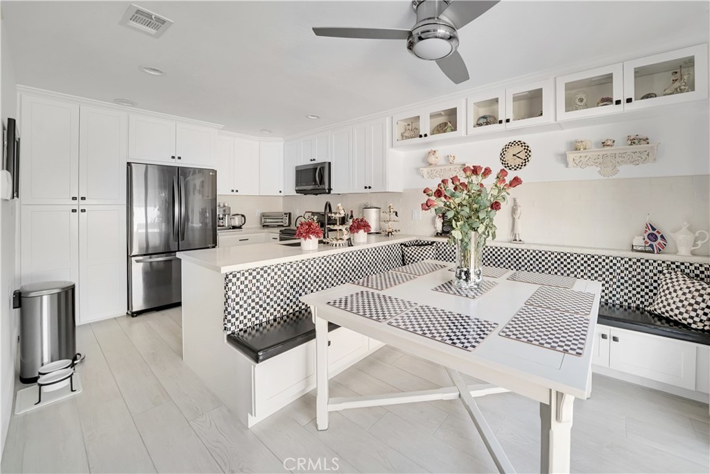 Welcome to Wonderland! Built-in seating area in dining space - 1471 S Walnut Street 58, Anaheim CA 92802 - photo 1