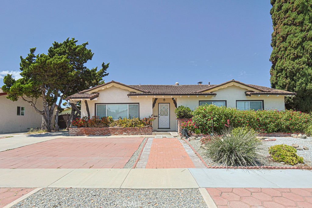 Main house 2,323 sqft 4 bedrooms and 2.5 bathrooms - 1641 W Buena Vista, Anaheim CA 92802 - photo 1