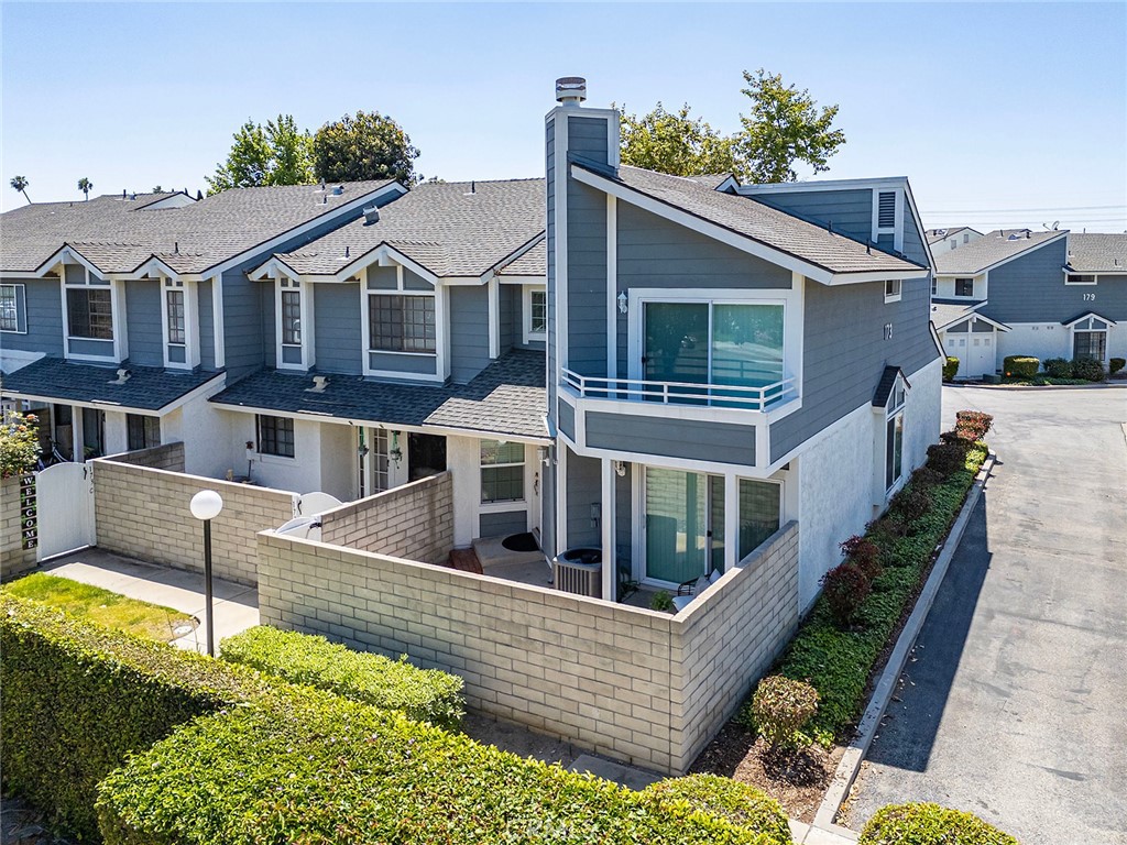 Excellent end unit location - 173 N Magnolia A, Anaheim CA 92801 - photo 1
