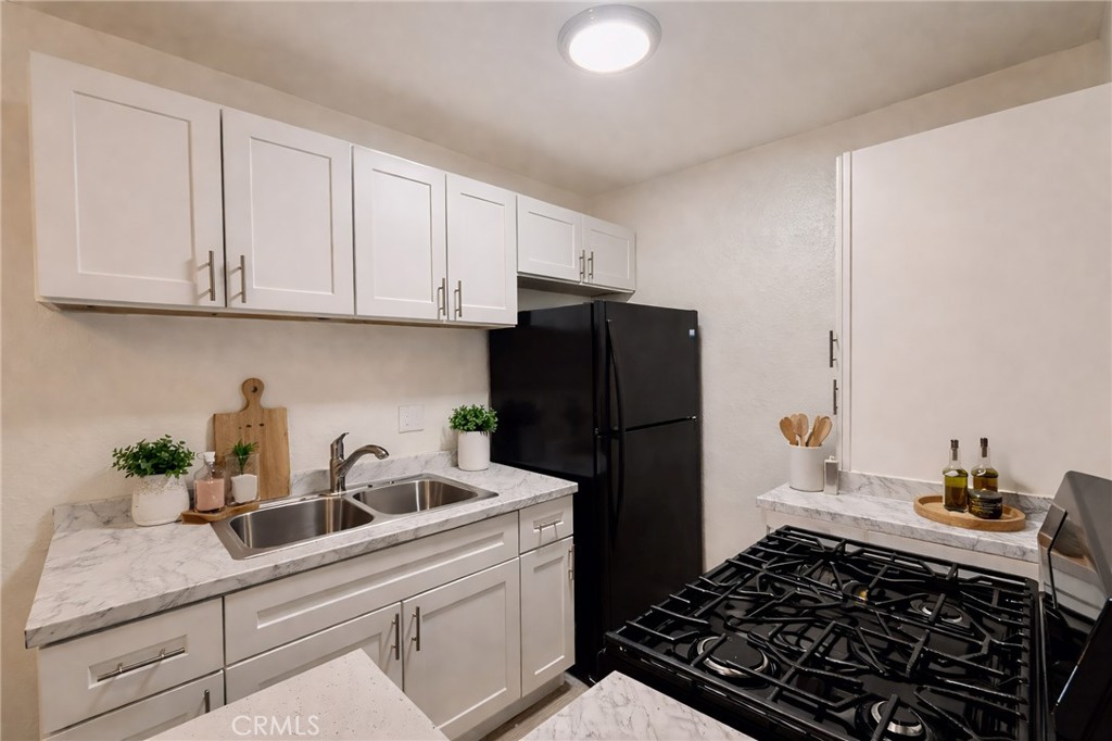 1810 W Sallie 7, Anaheim CA 92804 - photo 6