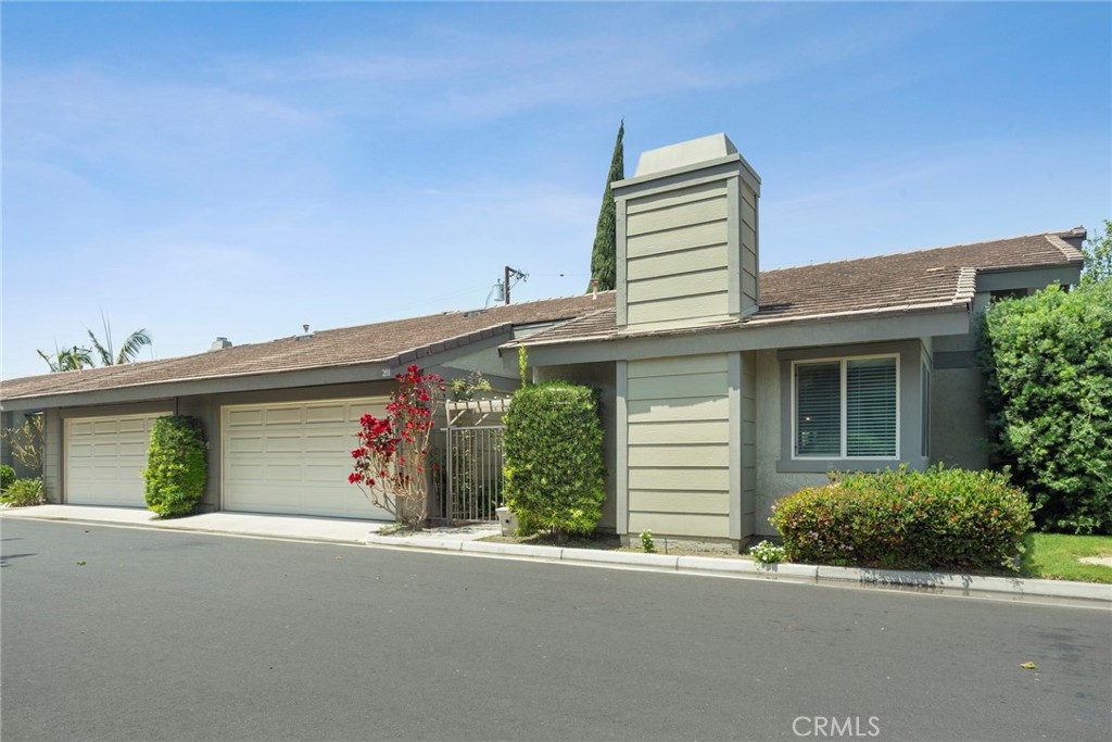 201 E Ponderosa Lane 9, Anaheim CA 92802 - photo 1