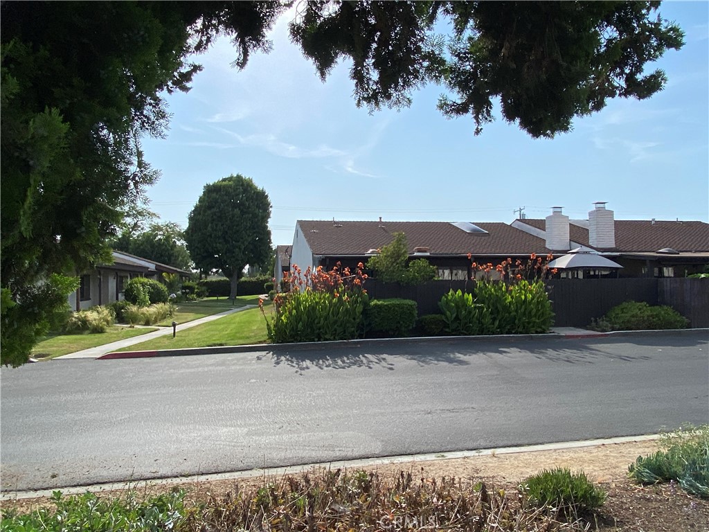 End unit in gated community is serene and quiet despite being so close to the pool and clubhouse! Enclosed yard includes - 2011 W Katella Avenue 55, Anaheim CA 92804 - photo 1
