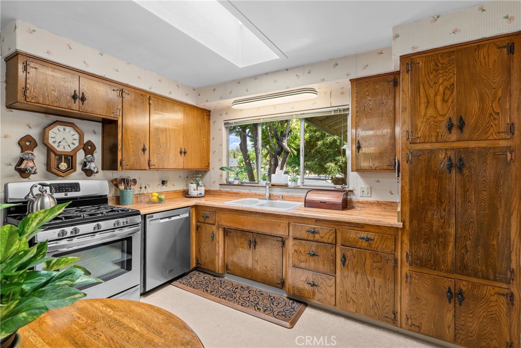 2040 W Embassy Ave, Anaheim CA 92804 - photo 5