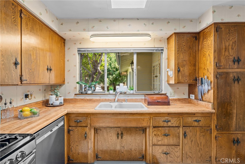 2040 W Embassy Ave, Anaheim CA 92804 - photo 6