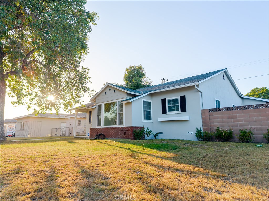 Front​​‌​​​​‌​​‌‌​​‌‌​​‌‌​​‌​​​‌‌​‌​​​​‌‌​‌​​ Yard - 2129 W Cerritos, Anaheim CA 92804 - photo 2