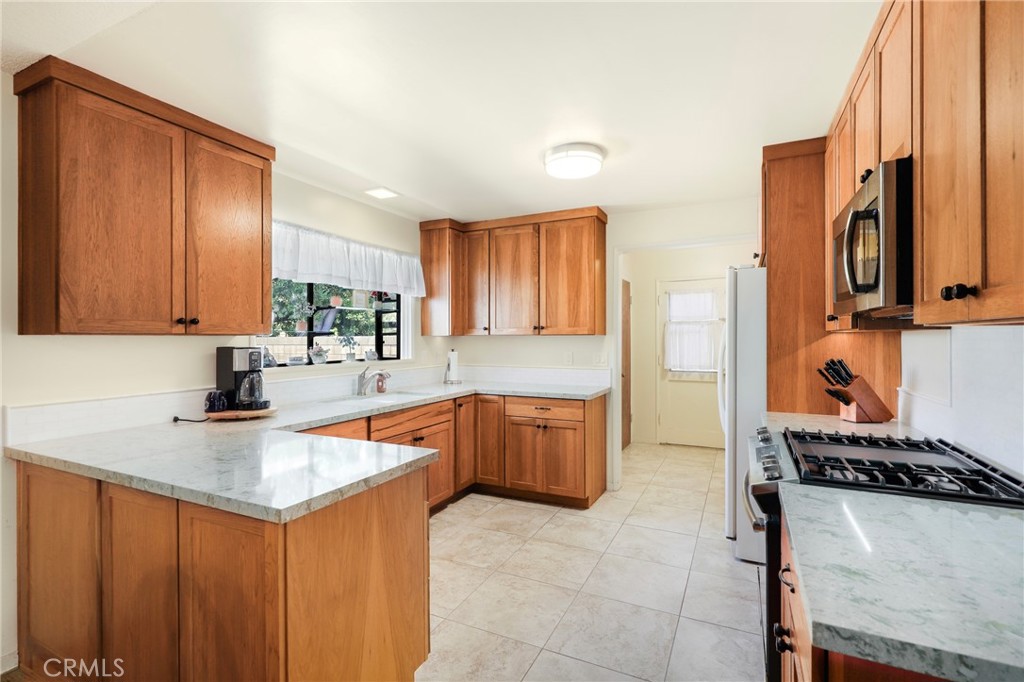 2439 E Paradise Road, Anaheim CA 92806 - photo 17