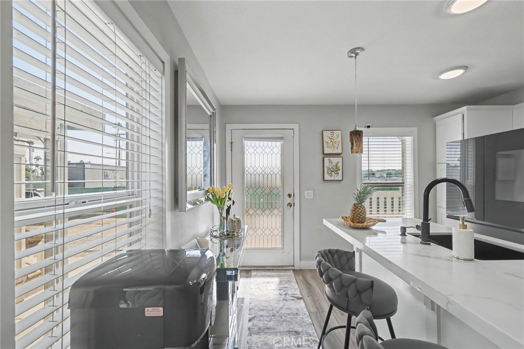 Bright, airy kitchen space with modern fixtures - 250 W Midway Drive 2, Anaheim CA 92805 - photo 6