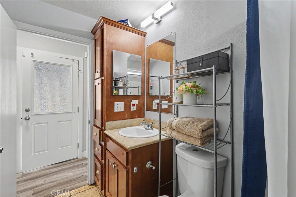 Functional bathroom layout with linen cabinetry - 250 W Midway Drive 2, Anaheim CA 92805 - photo 10