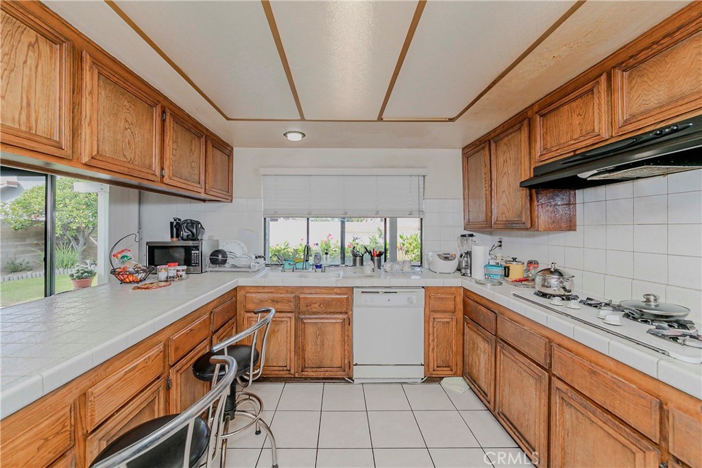 2586 E Riles Circle, Anaheim CA 92806 - photo 6