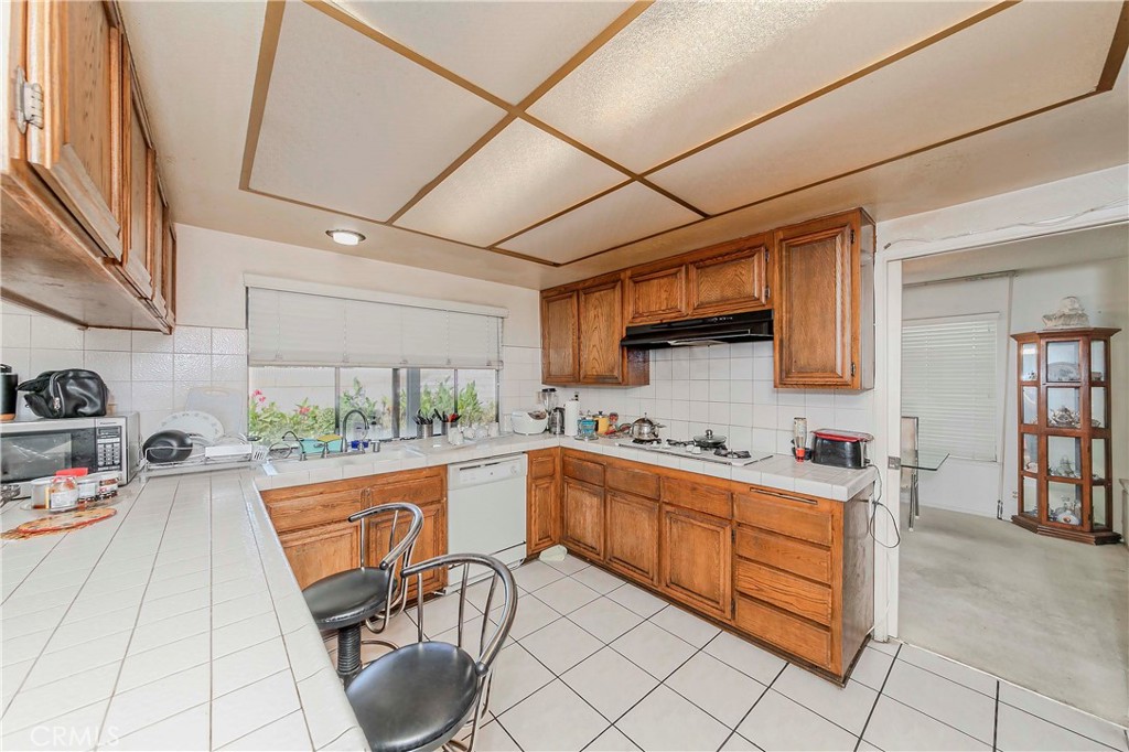 2586 E Riles Circle, Anaheim CA 92806 - photo 8